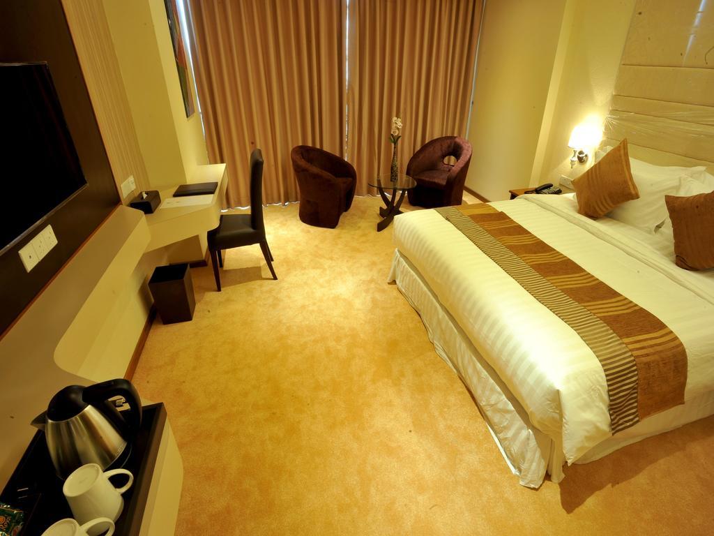 Jasmine Palace Yangon Room photo